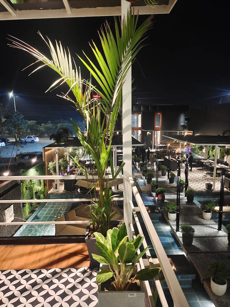 Aura Luxury lounge & Multicuisine - Restaurants in Bilaspur