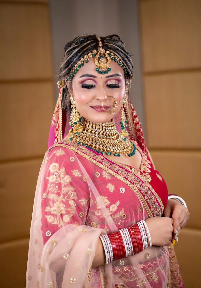 DEEPTI'S WORLD OF GLAM PROFESSIONAL UNISEX SALON & BEAUTY PARLOUR