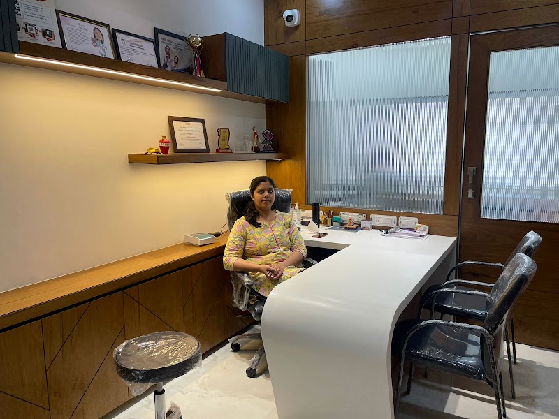 Dr Esha Agarwal