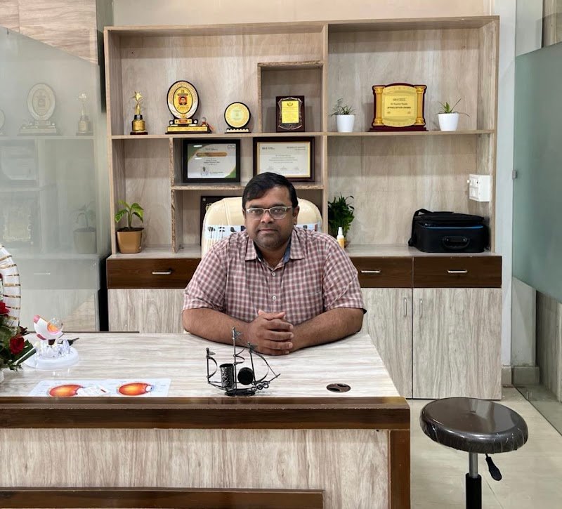 Dr Nameet Nande , a आंखों के डॉक्टर,(Ophthalmologist/Eye Care) in Raipur